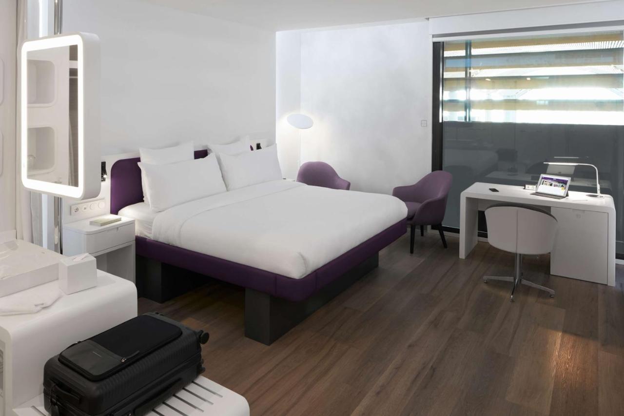 Отель Yotel Airport, Entrance