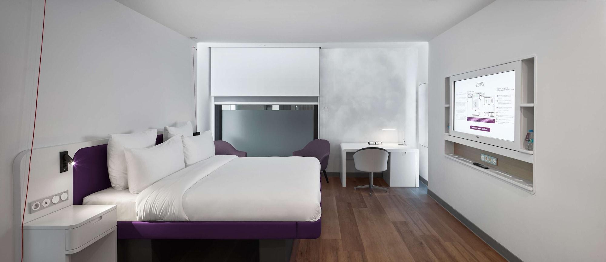 Отель Yotel Airport, Entrance